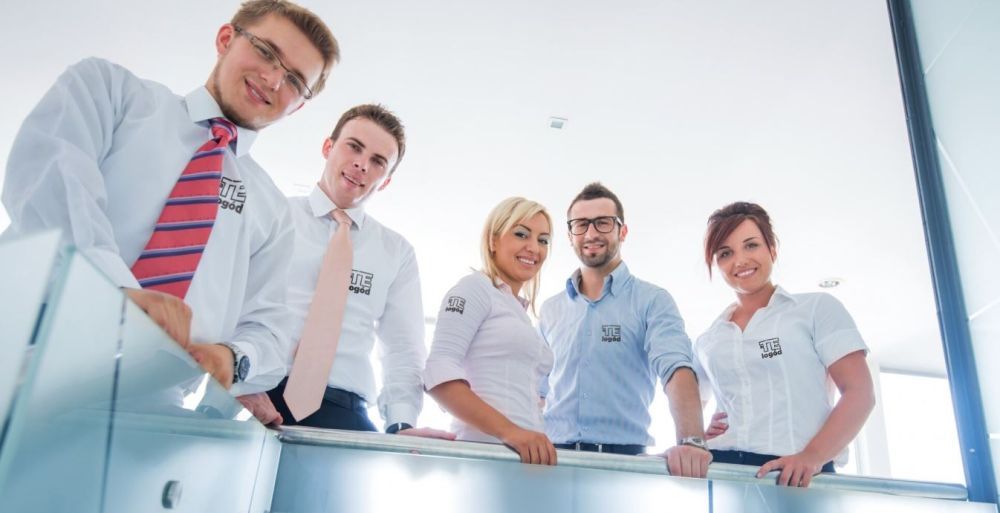 Teammeeting im modernen Büro ? Arbeitgebermarke erlebbar machen durch positive Unternehmenskultur und Employer Branding.