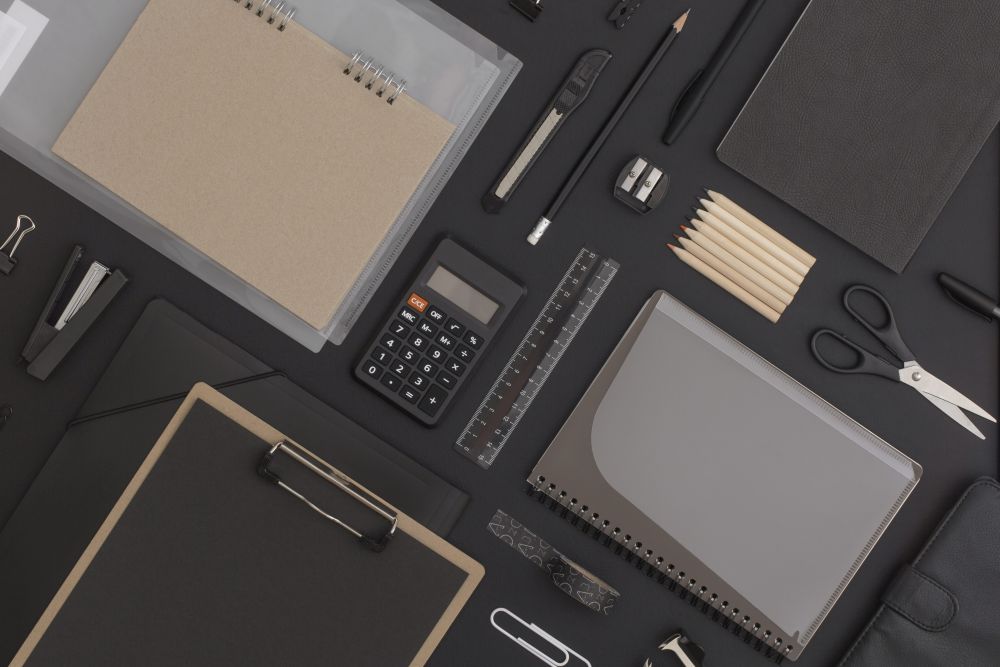 Neue Mitarbeiterin lchelt beim ffnen eines Willkommenspakets mit gebrandetem Notizbuch, Trinkflasche und Stift ? idealer Start ins Onboarding und zur Mitarbeiterbindung